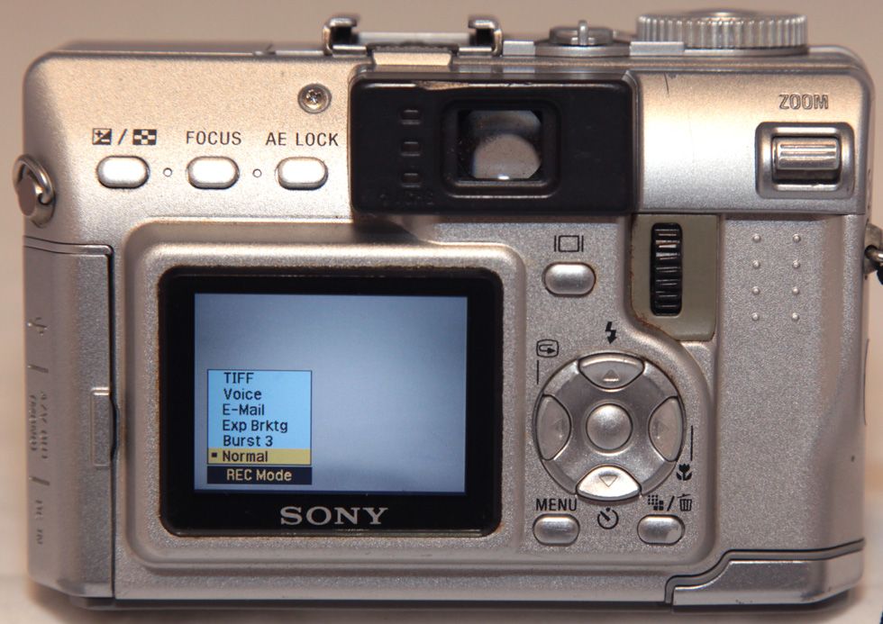 Sony Cyber-Shot DSC-V1 Digital Camera 5 Meg Pix 4X Optical Zoom